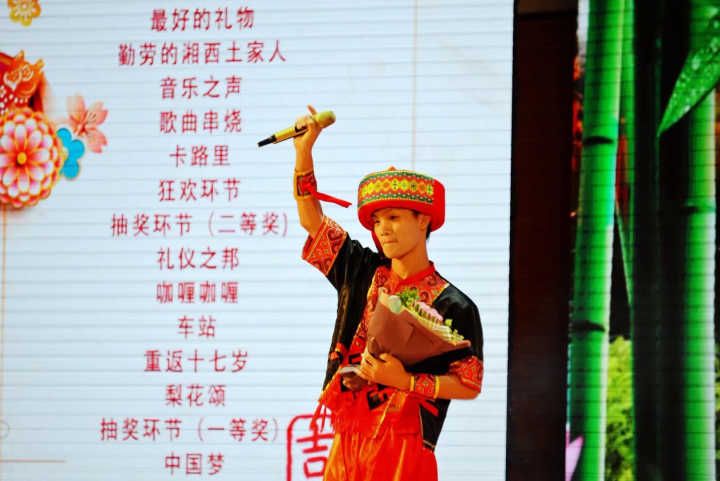 海南健康管理职业技术学院2019年元旦晚会独唱《木棉花开，爱情来了》