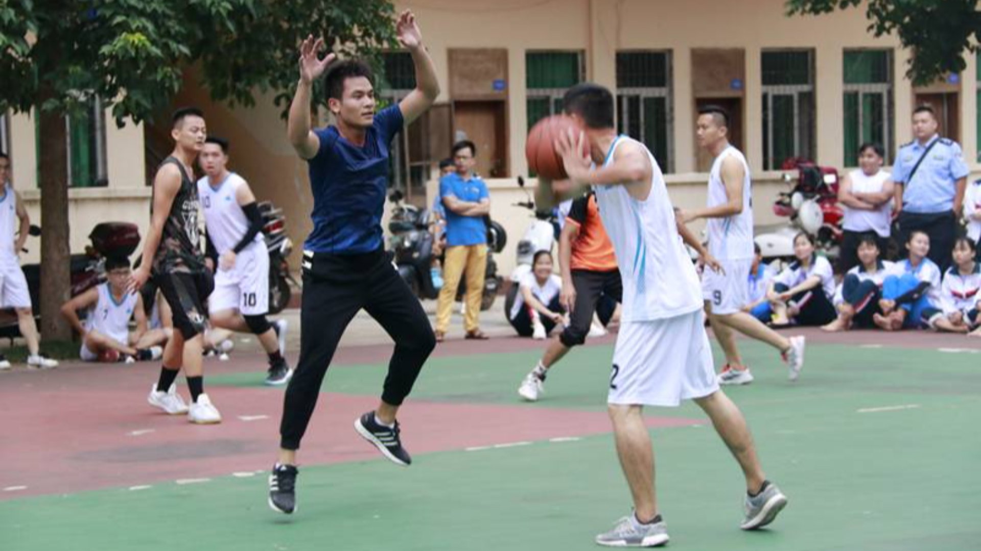 我院职工篮球队与澄迈中职篮球友谊赛